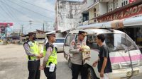 Polres Tulang Bawang Bagikan Beras Gratis Kepada Supir dan Tukang Ojek di 9 Titik