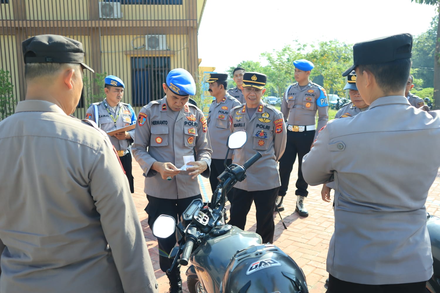 Kapolres Tulang Bawang Barat Cek Inventaris Kendaraan Dinas Hingga Senpi Personel