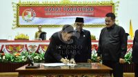 SULUHNEWS.ID, TUBABA - Penjabat (Pj) Bupati Tulangbawang Barat (Tubaba) Drs. M. Firsada, menghadiri Rapat Paripurna Pembicaraan Tingkat II atas Raperda Pertanggungjawaban Pelaksanaan Anggaran Pendapatan Belanja Daerah (APBD) Kabupaten Tubaba Tahun Anggaran 2022. Di Ruang Paripurna, Gedung DPRD setempat. Selasa (18/07/2023).