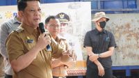 Pj Bupati Tubaba Srcara Simbolis Menyerahkan Langsung Paket Beras Kepada Masyarakat