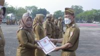 Pj. Bupati Tulang Bawang Menyerahkan 427 SK Kenaikan Pangkat