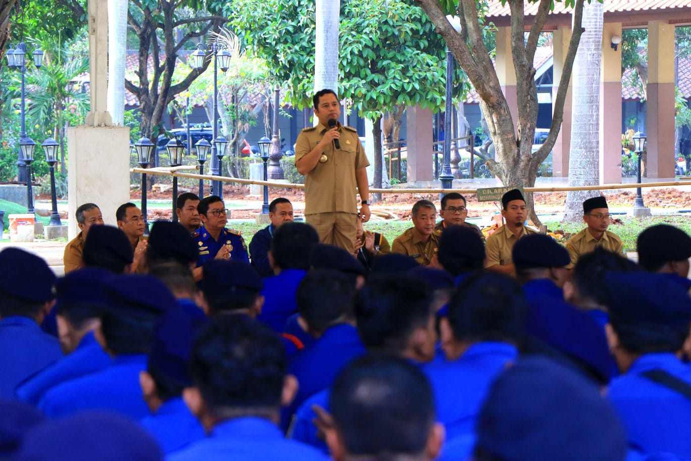 Walikota Tangerang Apresiasi Petugas Gabungan dan Ajak Terus Sosialisasikan Pengelolaan Sampah Walikota Tangerang Apresiasi Petugas Gabungan dan Ajak Terus Sosialisasikan Pengelolaan Sampah.