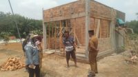 Kepalo Tiyuh Kagungan Ratu, Tulang Bawang Udik Meninjau Pembangunan Rumah Keranda.