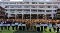 Pj Wali Kota Tangerang Serahkan Bansos Pendidikan Setelah Apel Senin.
