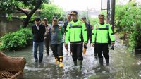 Pj.Walikota Tangerang Bersama Kapolres Tinjau TPS Terdampak Banjir