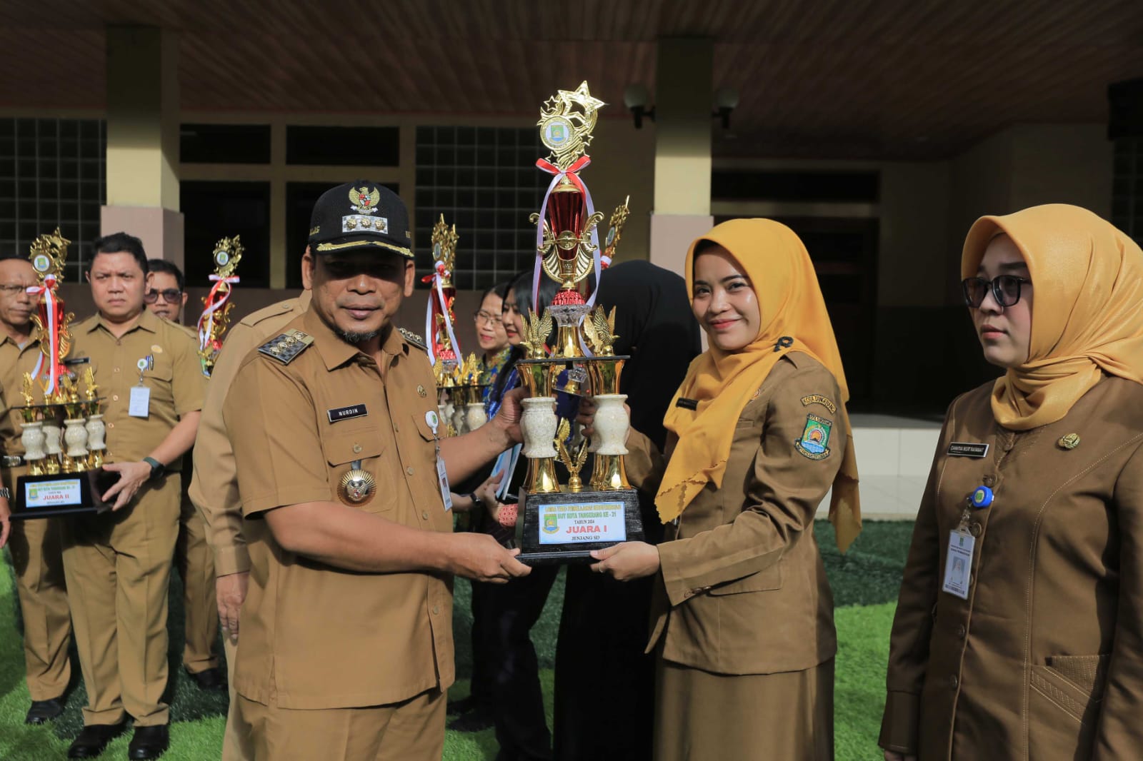 Serahkan Award Video, Dr. Nurdin : Terus Kreatif dan Berkarya Untuk Kemajuan Kota. Serahkan Award Video, Dr. Nurdin : Terus Kreatif dan Berkarya Untuk Kemajuan Kota.