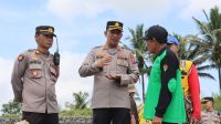 TNI-Polri dan Warga Lumajang Gotong Royong Bangun Jembatan Darurat Pasca Banjir Lahar Dingin Gunung Semeru.