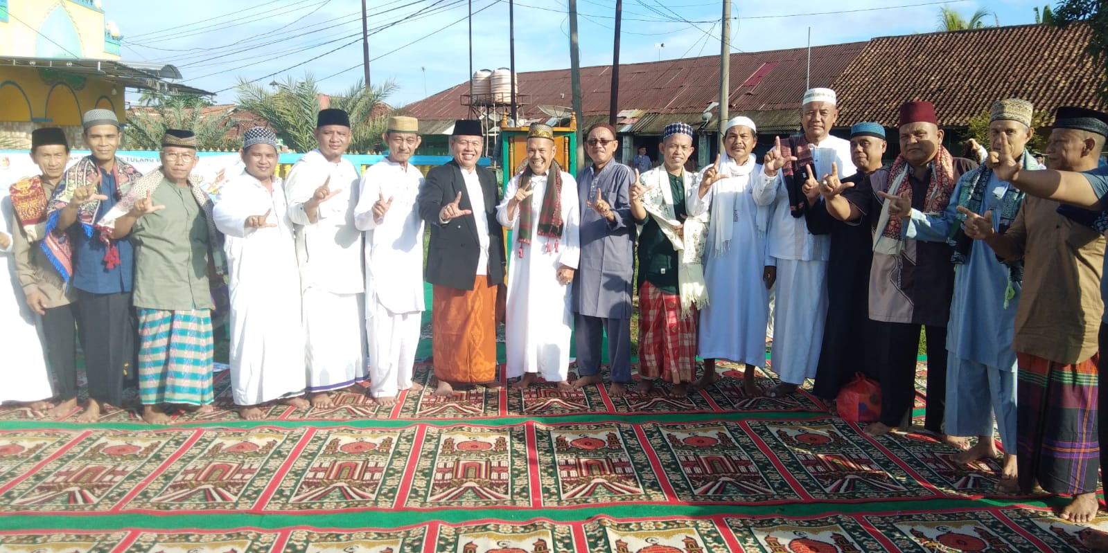 Kolonel Sus Drs. Ahmad Yani Sholat Ied Di Mesjid Jamik Lira Kolonel Sus Drs. Ahmad Yani Sholat Ied Di Mesjid Jamik Lira.