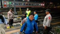 Sinergitas TNI Polri, Patroli di Stasiun Ngawi Antisipasi Arus Balik Mudik Tahap Dua.