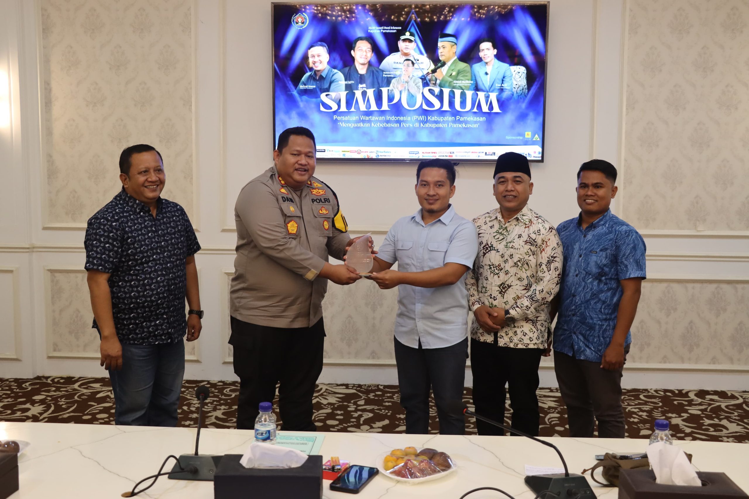 Kapolres Pamekasan Dinilai Peduli Kebebasan Pers, PWI Beri Penghargaan.