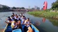 Pj Walikota Tangerang Bersihkan Sampah di Sungai Cisadane