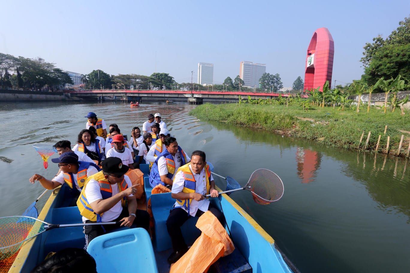 Pj Walikota Tangerang Bersihkan Sampah di Sungai Cisadane