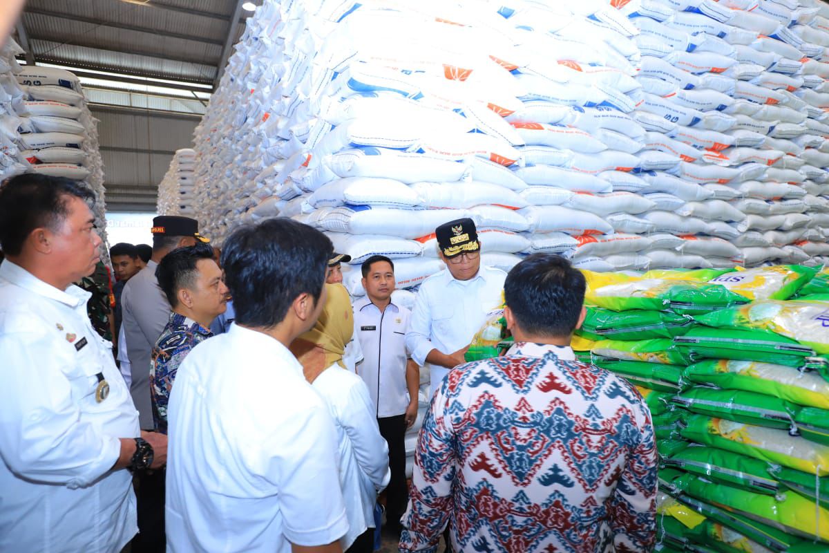 Kunker, Pj Bupati Tulang Bawang Dampingi Pj Gubernur Lampung Melakukan Peninjauan Gudang Bulog.