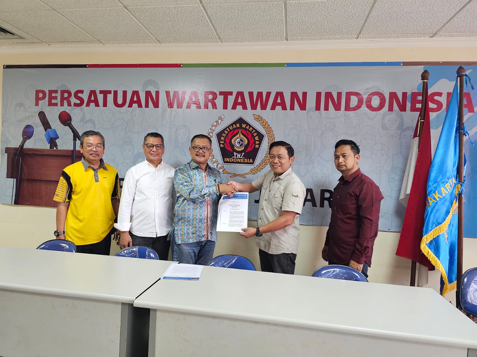 Ketua PWI DKI Jakarta Serahkan SK Penunjukan Ketua Pokja Jakarta Barat. Ketua PWI DKI Jakarta Serahkan SK Penunjukan Ketua Pokja Jakarta Barat.