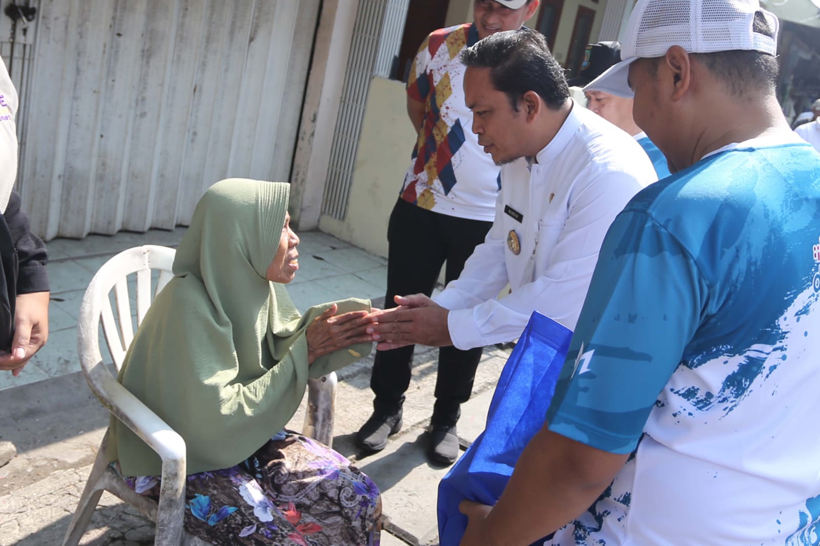 Pj Walikota Tangerang Bagi-bagi Kursi Roda Door To Door