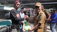 Camat Ciledug H. Ayi Menyerahkan Kunci Rumah Setelah Selesai Program Bedah Rumah