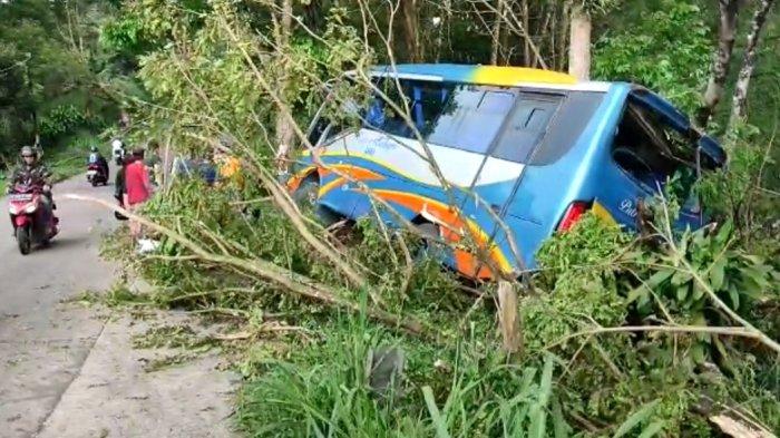 Akibat Bus Kecelakan Tunggal di Pekalongan Sekda Kabupaten Tangerang Minta Diperketat Izin Operasional.