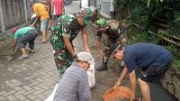 Antisipasi Banjir, Babinsa Koramil 01/Tgr Bersihkan Lingkungan