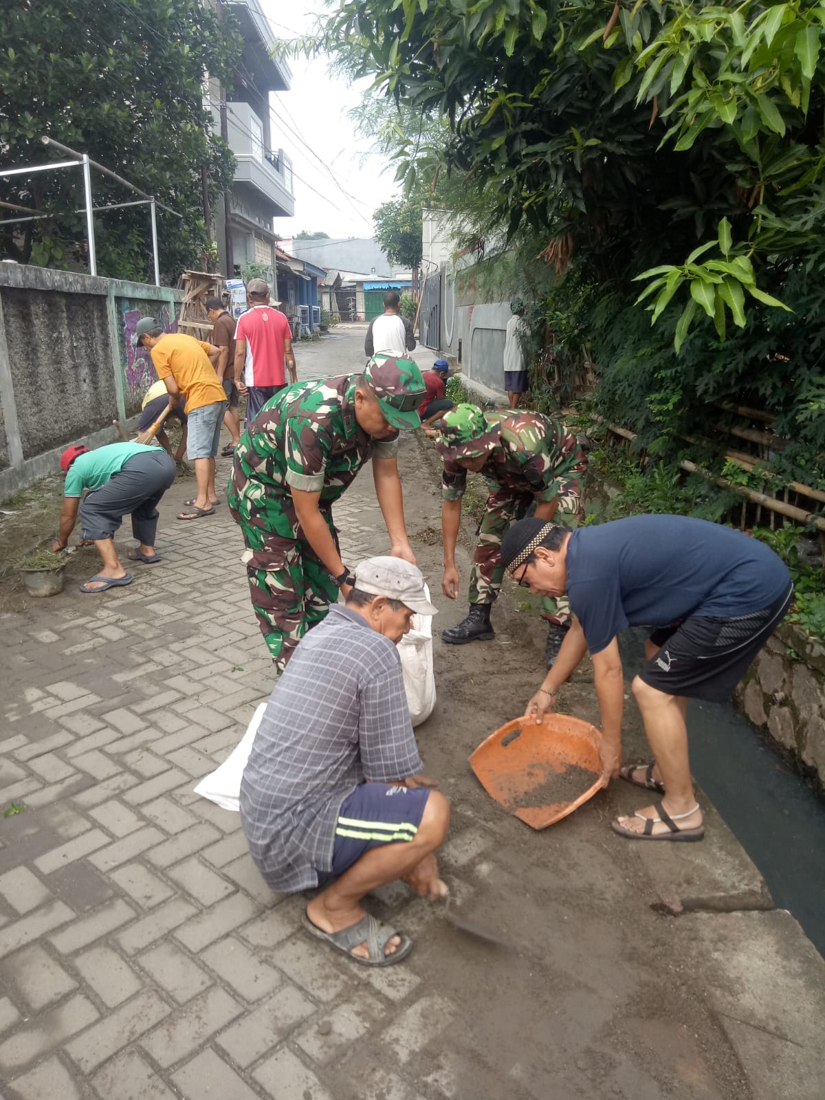 Antisipasi Banjir, Babinsa Koramil 01/Tgr Bersihkan Lingkungan