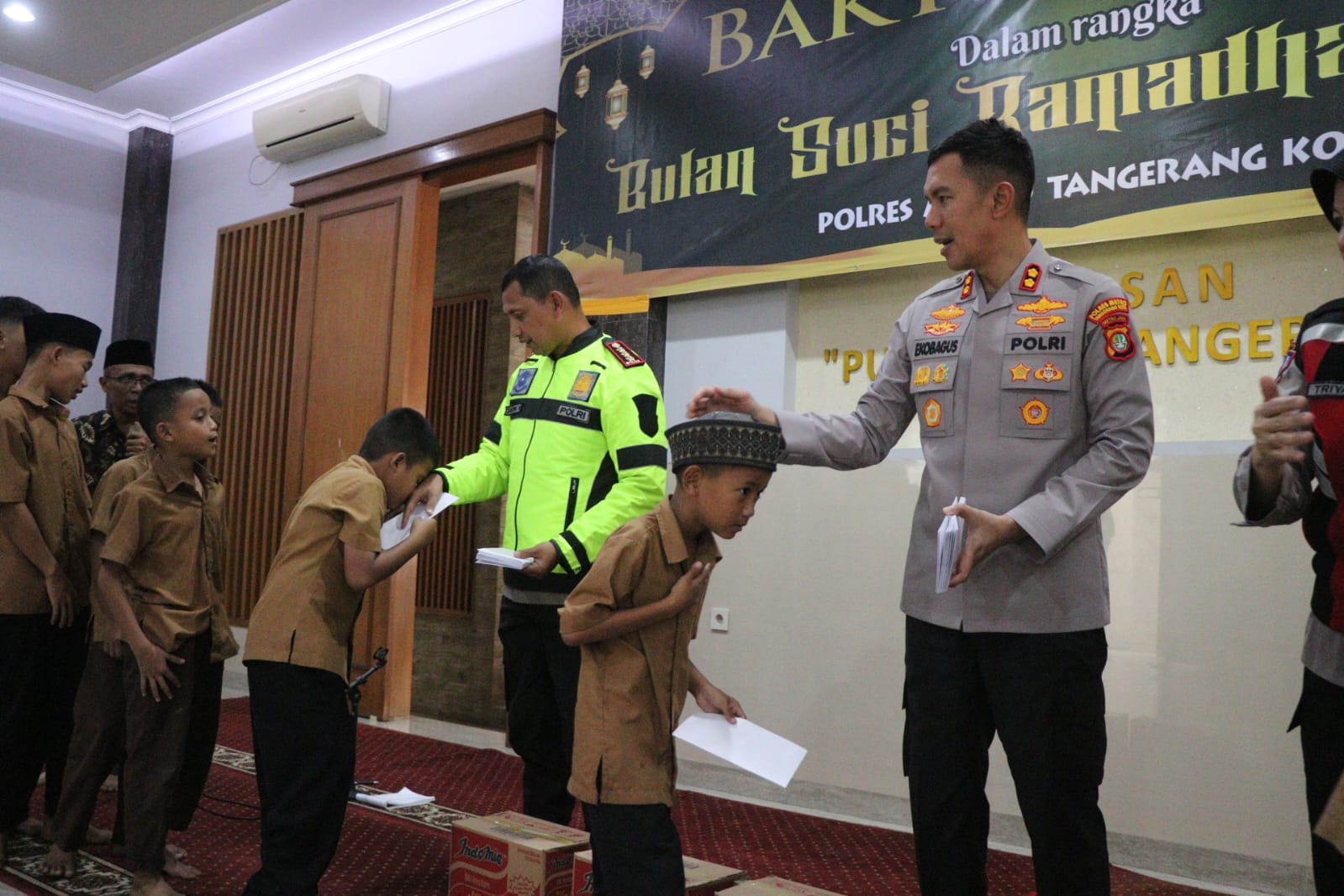 Peduli Yatim dan Piatu, Polres Metro Tangerang Kota Bakti Sosial di Yayasan Putra Asih Tangerang.