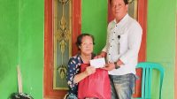 Aksi Peduli, Ketua RT 02 Saripudin Santuni Janda Tua dan Anak Yatim. Aksi Peduli, Ketua RT 02 Saripudin Santuni Janda Tua dan Anak Yatim.