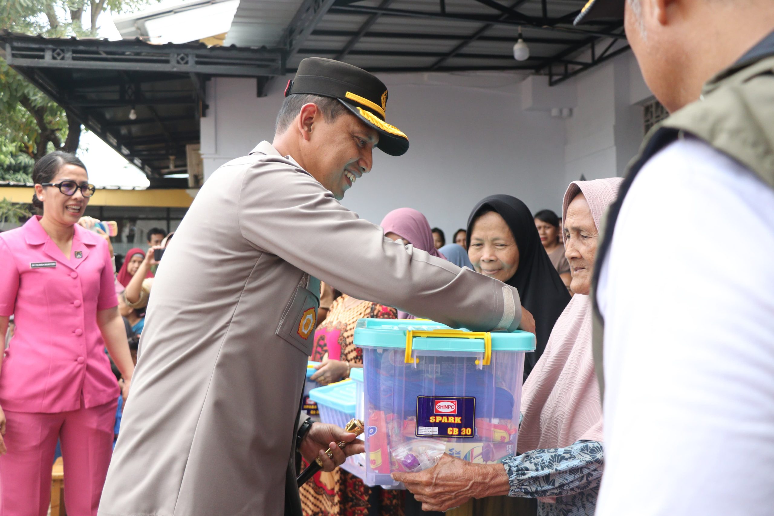 Peduli Bencana, Polri Serahkan Ratusan Paket Sembako kepada Warga Candulan, Cipondoh Kota Tangerang