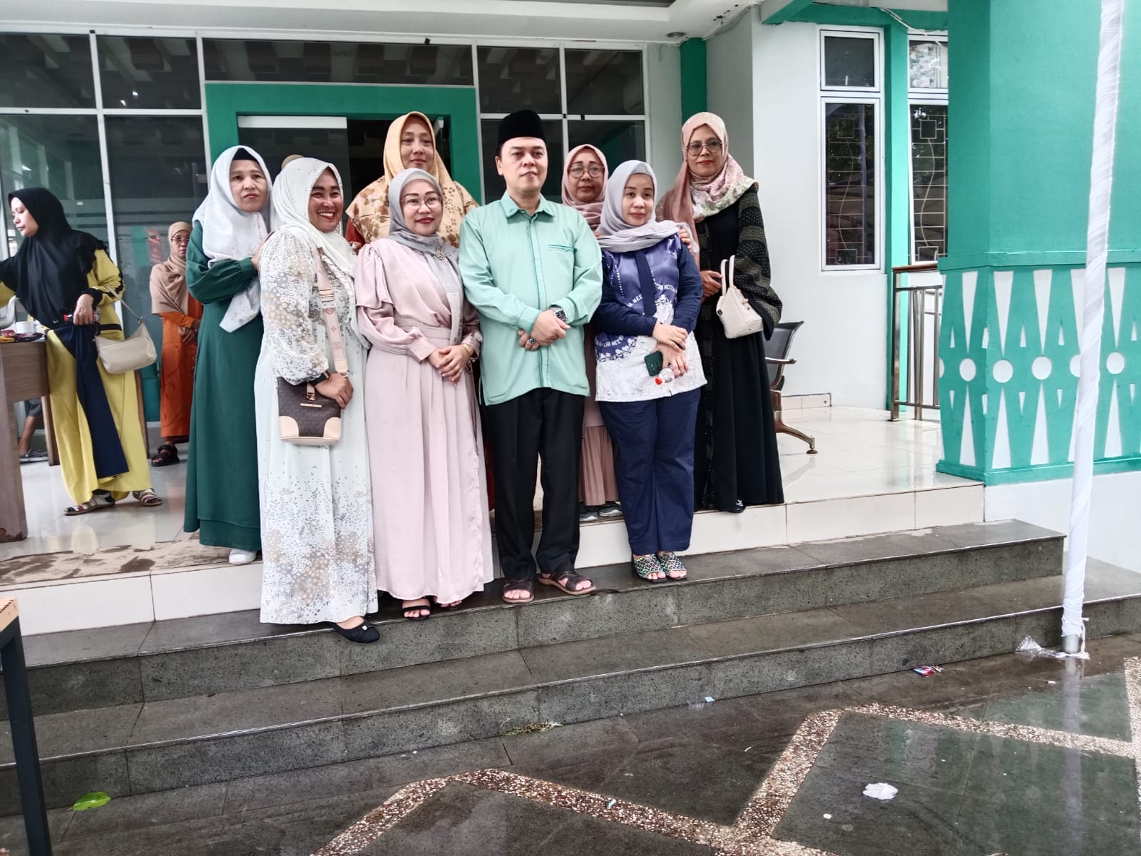 Evi Lathifah, Ketua PKK Kelurahan Jurang Mangu Timur Adakan Halal Bihalal.