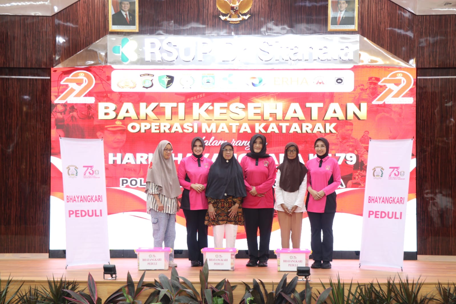 Bhayangkari Polda Metro Jaya dan Cabang Tangerang Kota Serahkan Bantuan Sosial Paket Sembako Bagi Pasien Operasi Katarak Gratis.