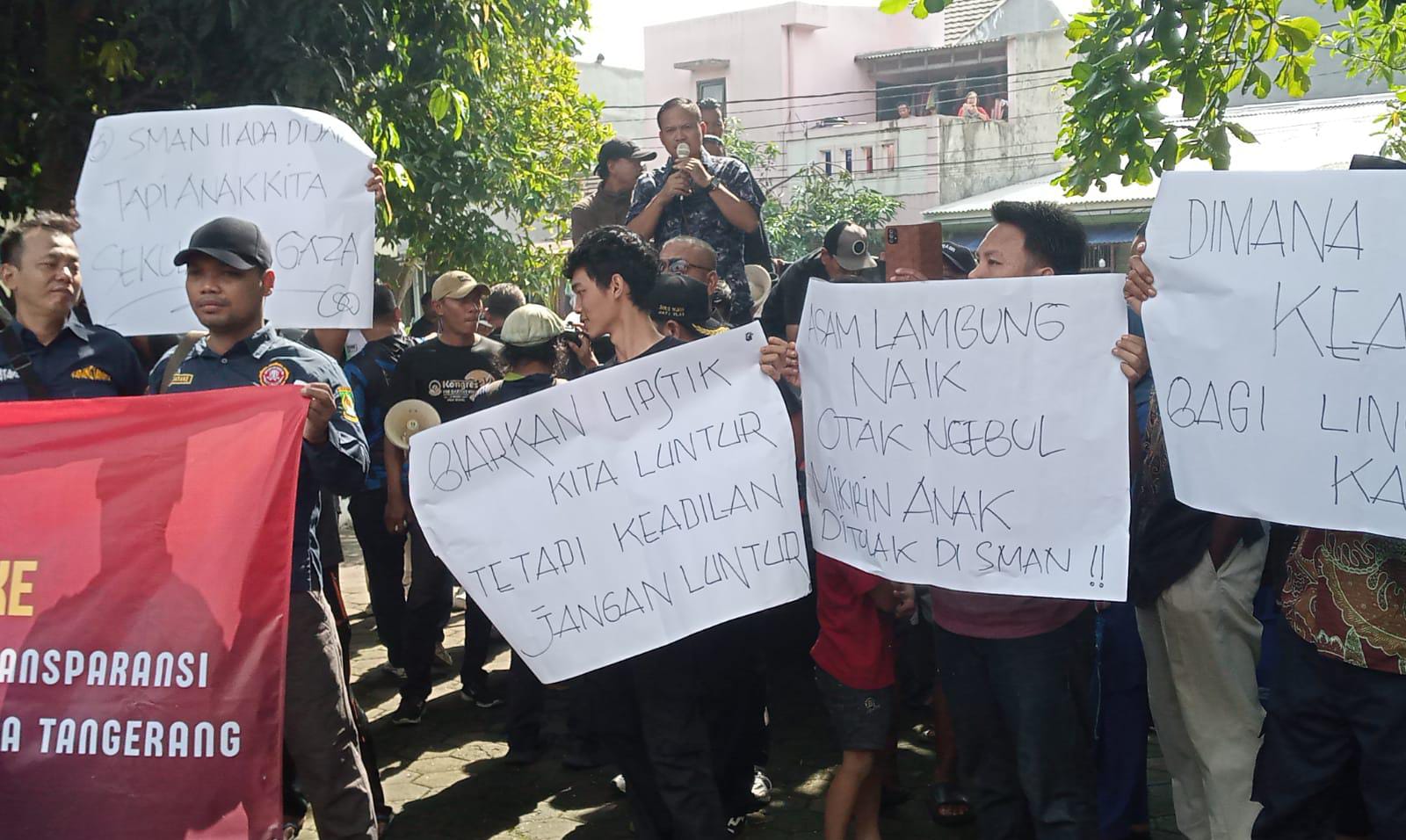 Gabungan Masyarakat Jatake Gelar Aksi, Minta Pihak SMAN 11 Jatake Transparan Terkait SPMB 2025.