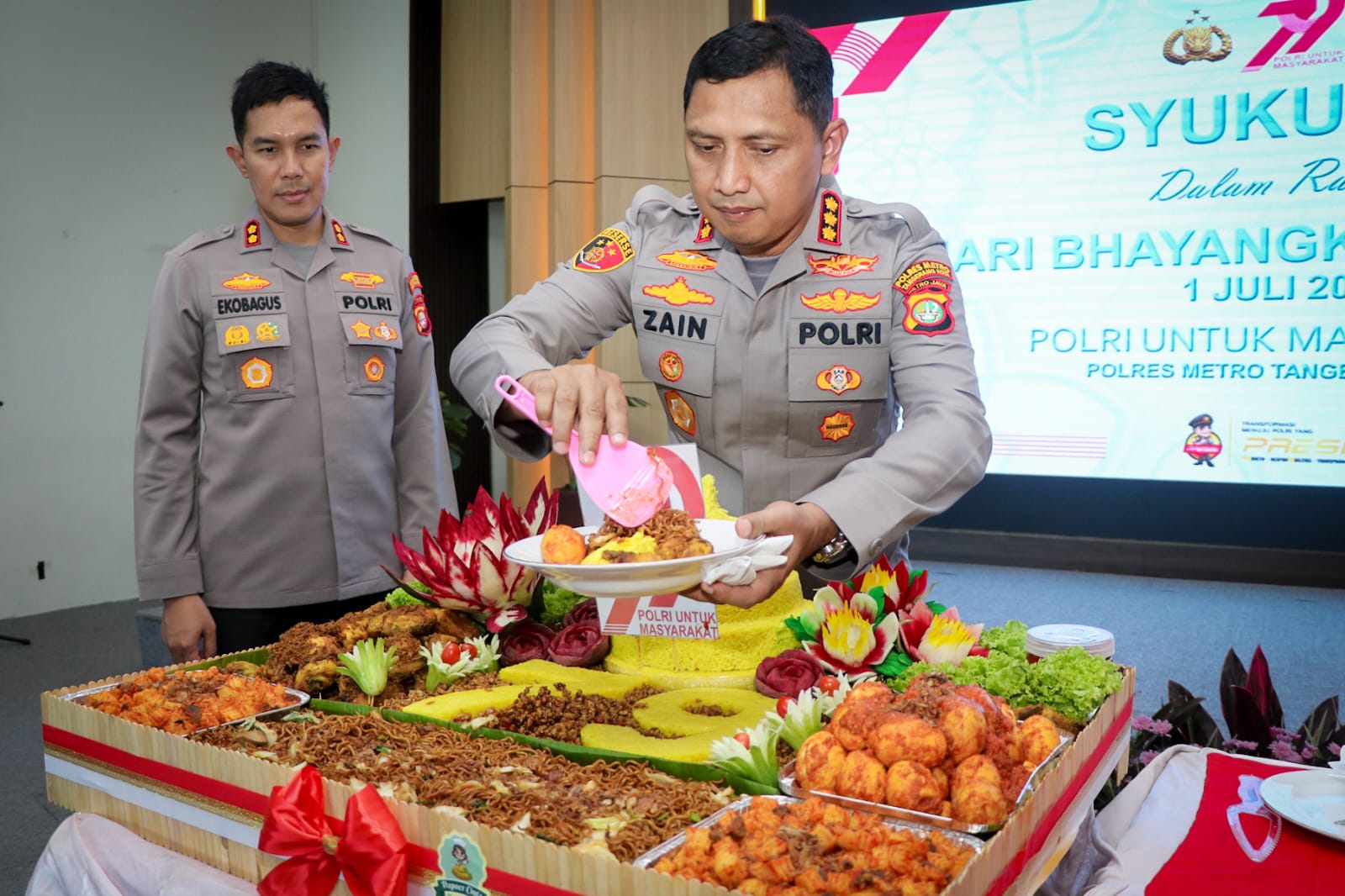 Sinergitas TNI-Polri, Danrem dan Dandim Hadiri Syukuran Hari Bhayangkara Ke-79 di Mapolres Metro Tangerang Kota.