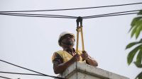 Wali Kota Tangerang Secara Simbolis Memotong Kabel Fiber.