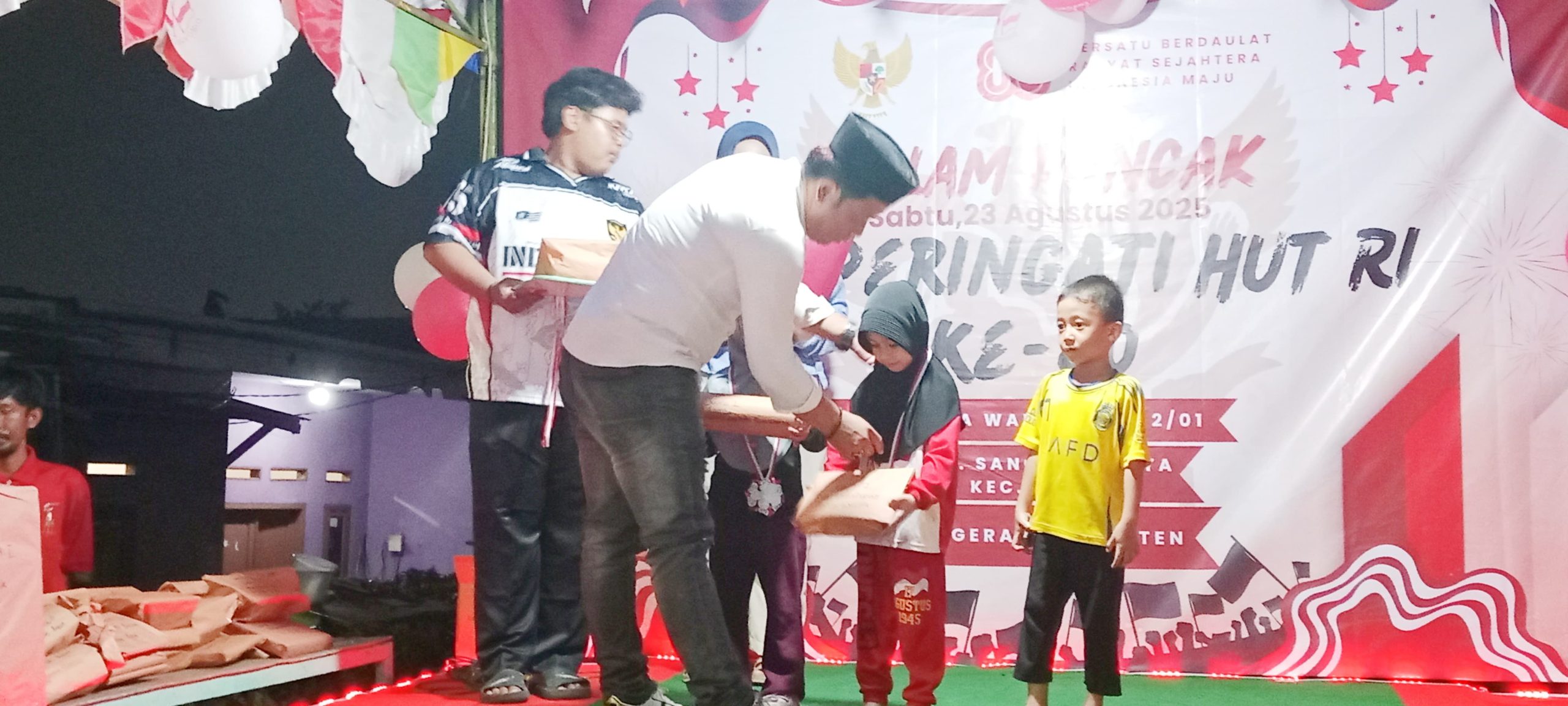Ketua RT02 Sangiang Jaya, Saripudin, Bagikan Doorprize Malam Puncak Perayaann HUT RI ke-80. Ketua RT02 Sangiang Jaya, Saripudin, Bagikan Doorprize Malam Puncak Perayaann HUT RI ke-80.
