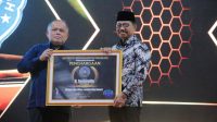 Wali Kota Tangerang Terima Penghargaan Urban Education Leadership Award dari UMT.