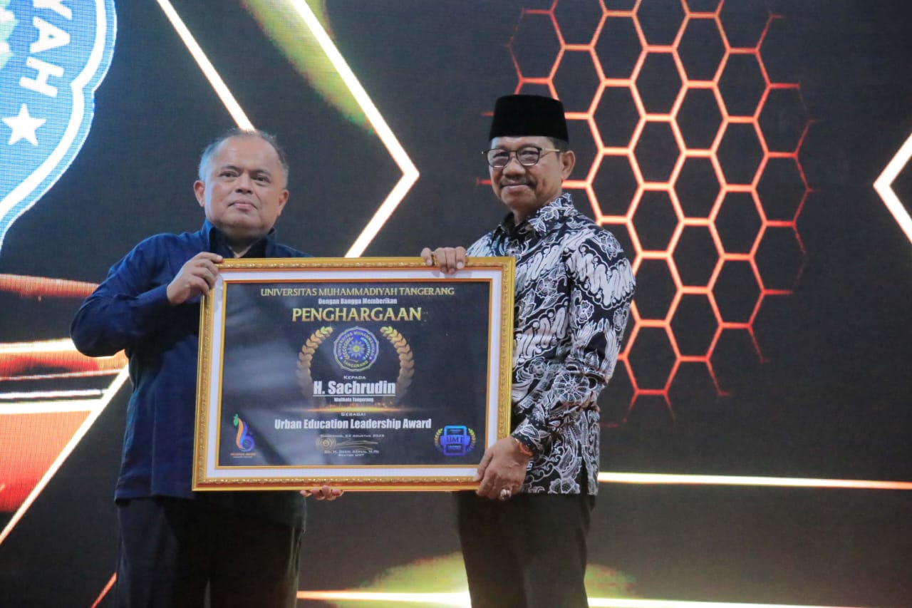 Wali Kota Tangerang Terima Penghargaan Urban Education Leadership Award dari UMT.