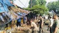Macet dan Semrawut, Camat Ciledug Bongkar Lapak Liar di Jalan Raden Fatah.