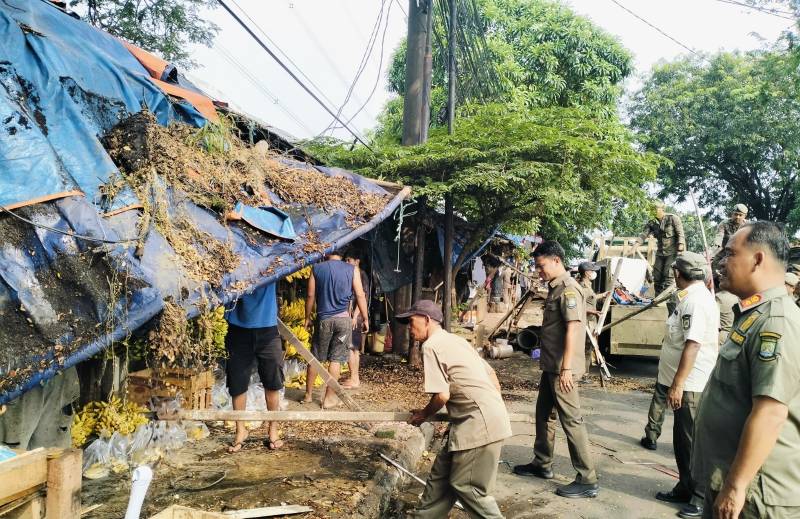 Macet dan Semrawut, Camat Ciledug Bongkar Lapak Liar di Jalan Raden Fatah.