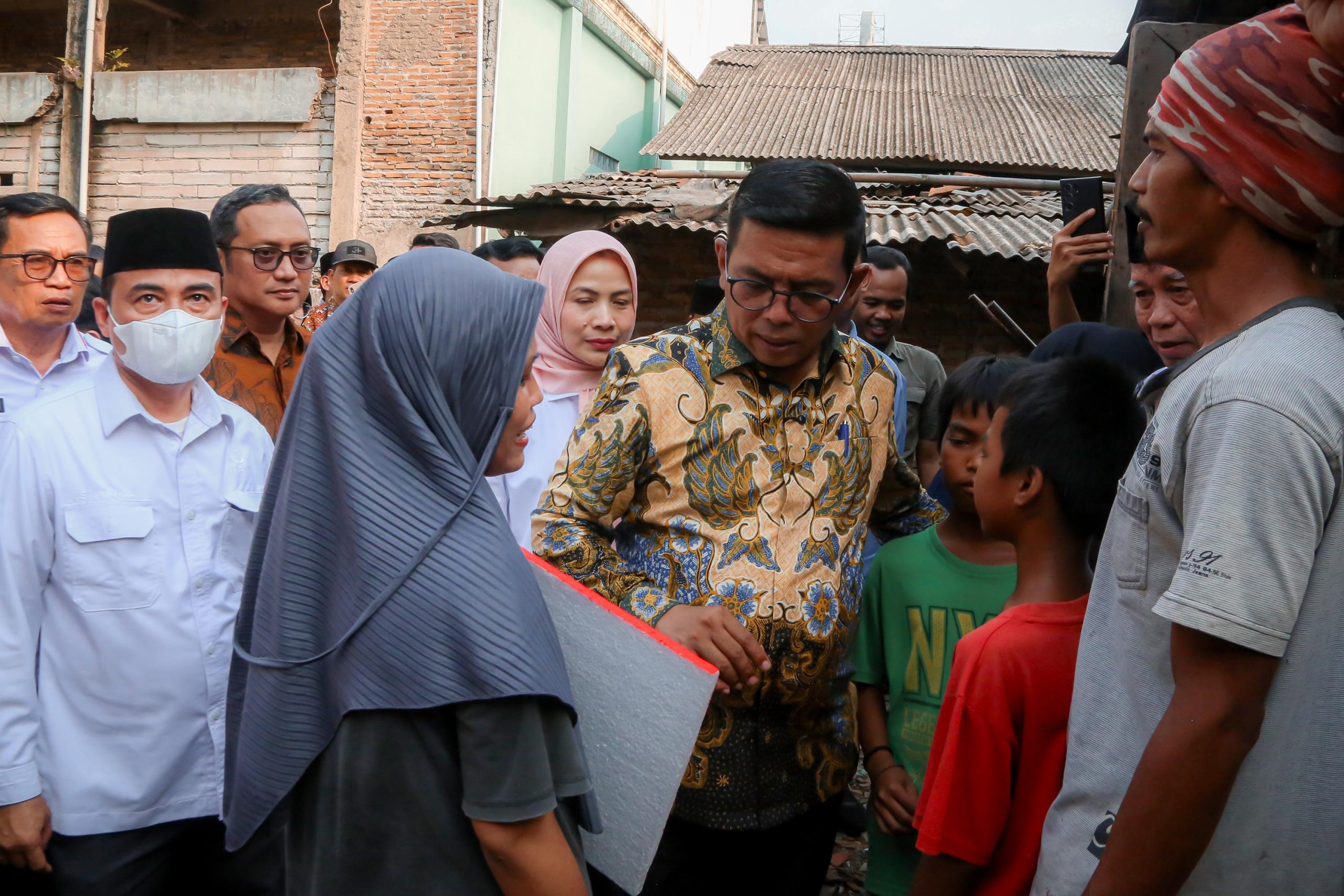 Distribusikan Bantuan Baznas, Gubernur Banten Andra Soni Ajak Masyarakat Berzakat.
