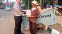 Satlantas Polres Metro Tangerang Kota Gelar Polantas Menyapa dan Bagikan Beras untuk Pemulung.