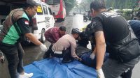 Kondisi Jalan Licin Akibat Hujan di Tangerang, Polisi Imbau Pengendara Konsentrasi dan Waspada Kecalakaan.