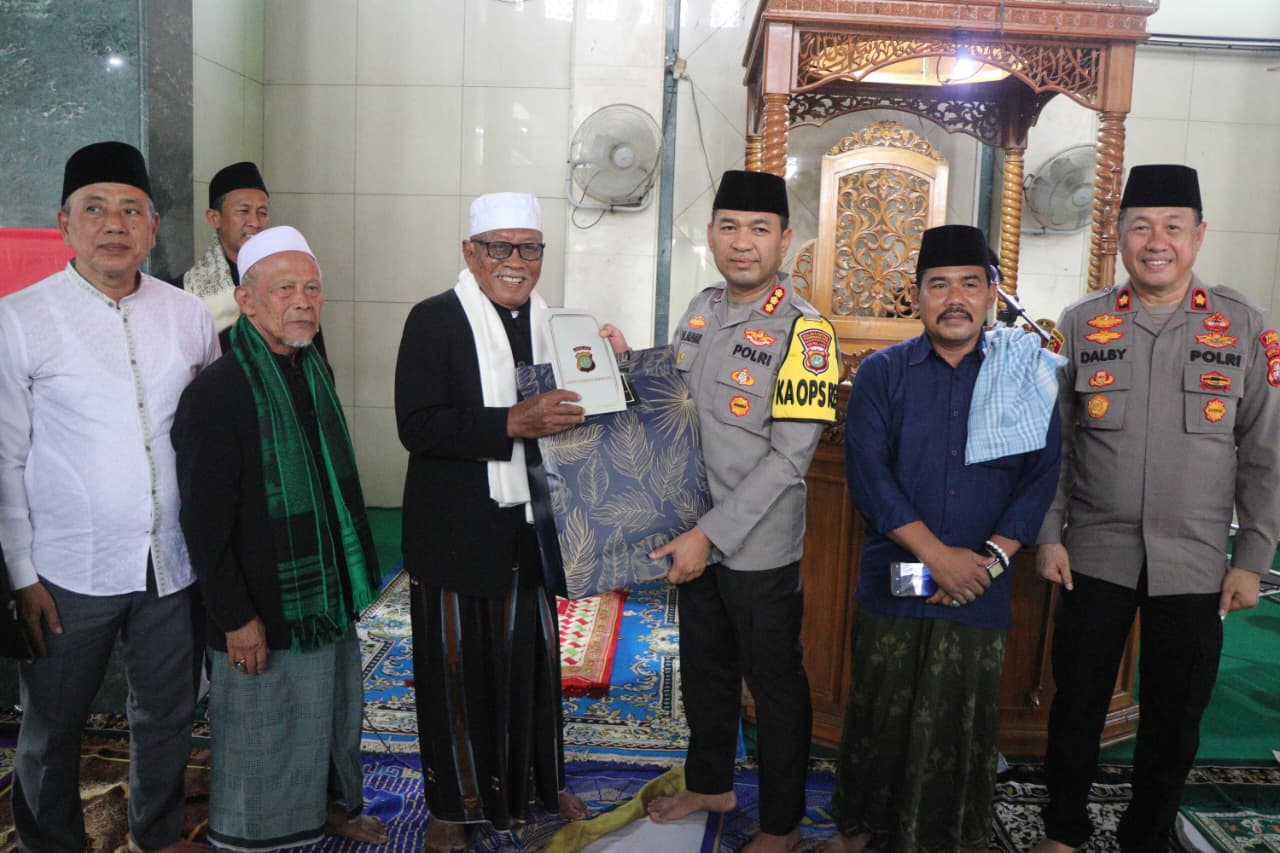 Kapolres Metro Tangerang Kota Sampaikan Pesan Kamtibmas dalam Jumat Keliling di Ciledug.