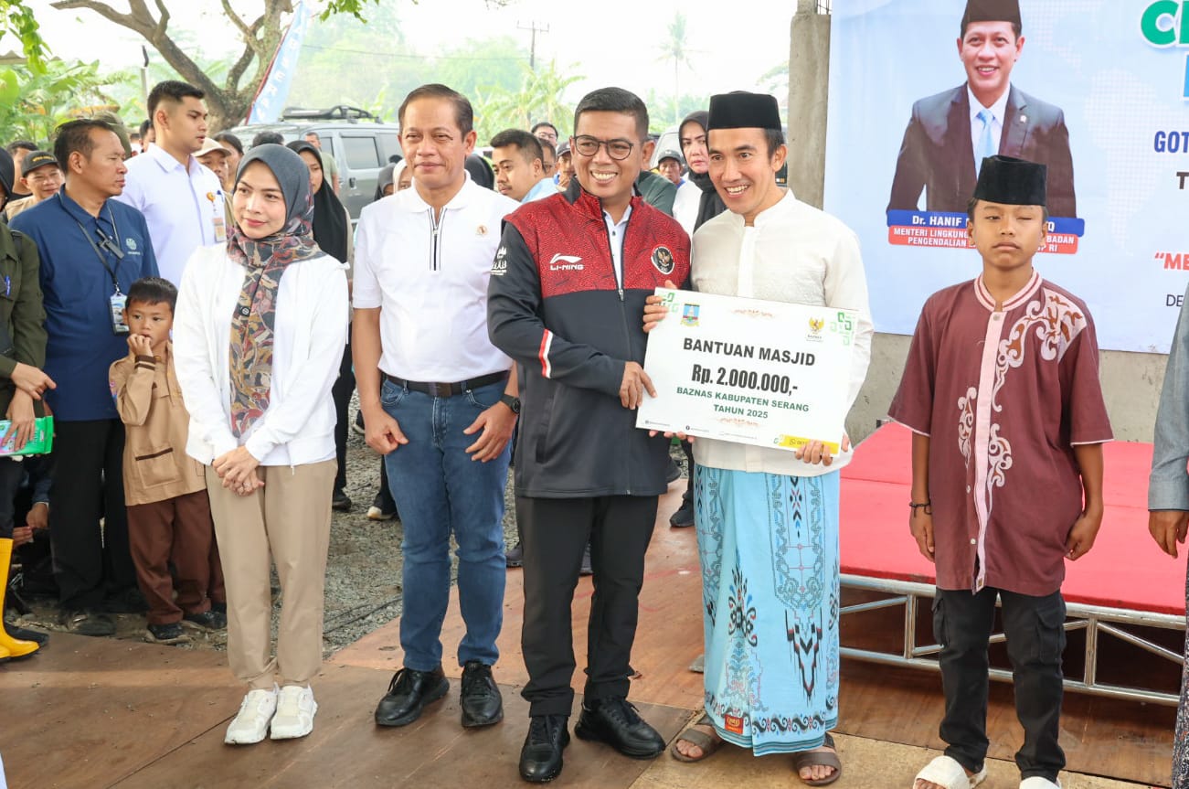 Gubernur Banten Andra Soni Turut Gotong Royong Bersihkan Sampah pada World Clean Up Day 2025.
