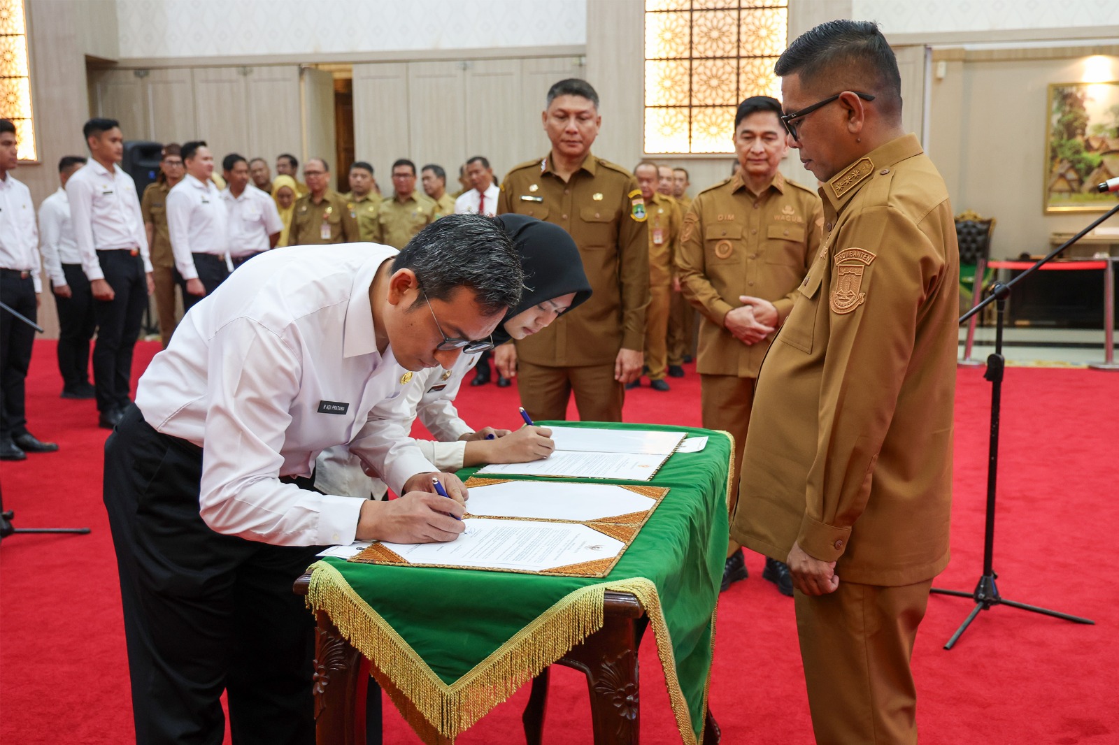 Gubernur Banten Andra Soni Tekankan Profesionalisme ASN saat Lantik CPNS dan Dokter Spesialis.