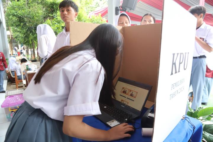 SMAN 12 Kota Tangerang Gelar Pemilihan Ketua OSIS Berbasis E-Voting.