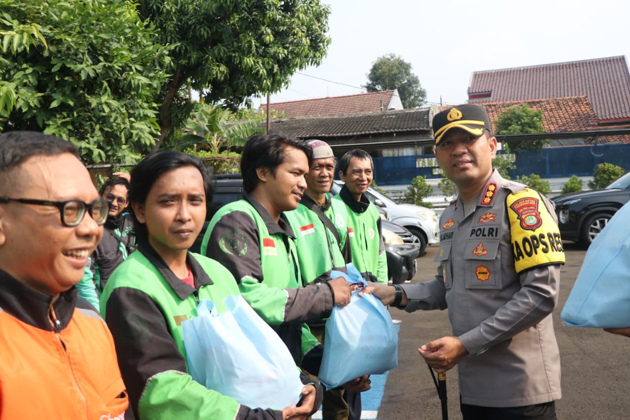 Polres Metro Tangerang Kota Gelar Jumat Peduli, Bakti Sosial untuk Komunitas Ojol.