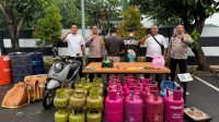 Polres Metro Tangerang Kota Amankan Dua Pelaku Pengoplos LPG Subsidi ke Non-Subsidi.
