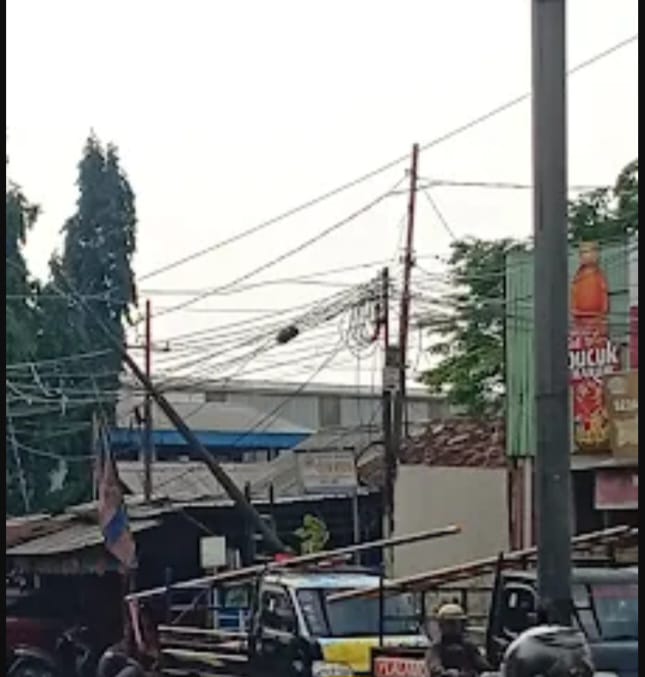 Warga Batu Jaya Minta Ketegasan Pemkot Tangerang dalam Penertiban Kabel Udara.