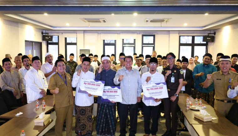 Bupati Tangerang Serahkan Bantuan Program Sanitren Tahun 2025.