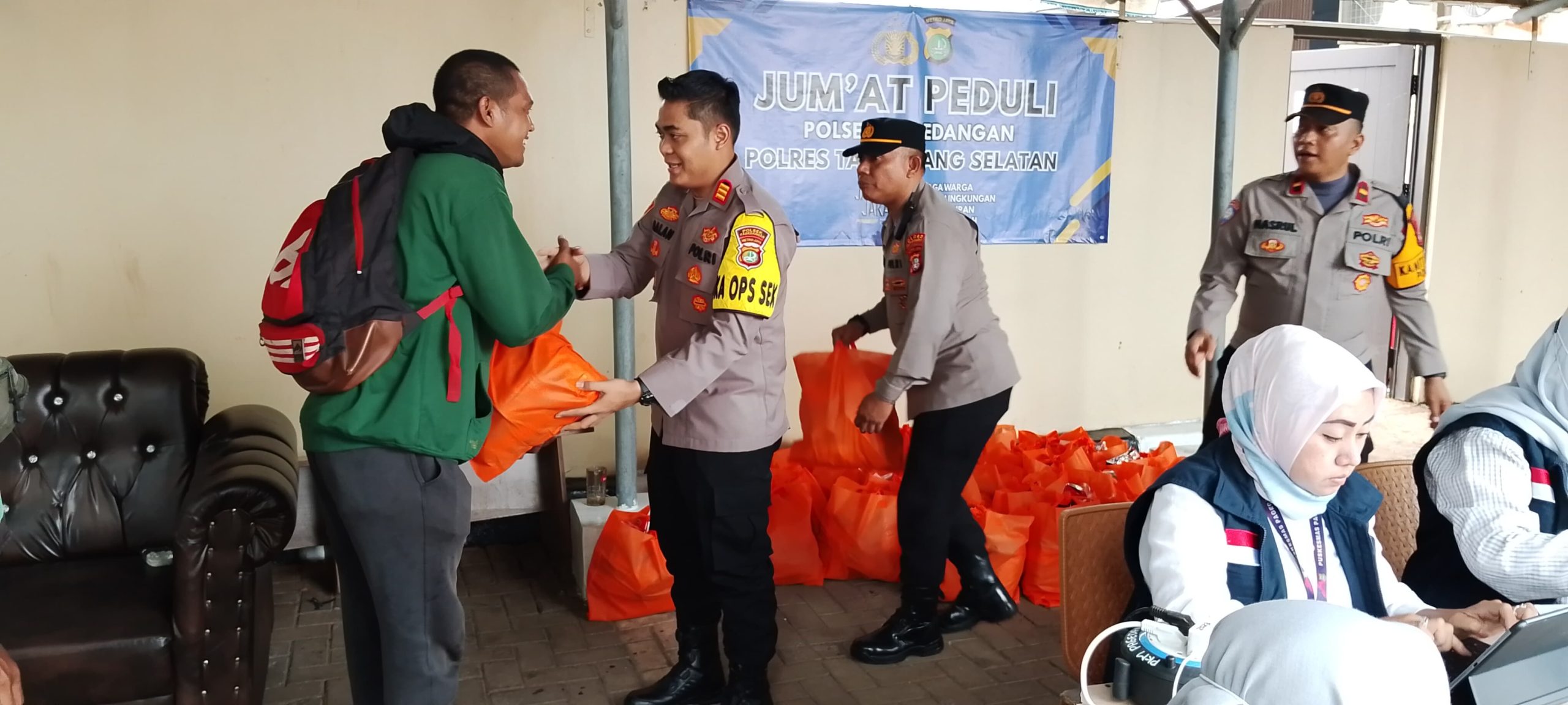 Polsek Pagedangan Polres Tangerang Selatan Gelar Jumat Peduli. Polsek Pagedangan Polres Tangerang Selatan Gelar Jumat Peduli.