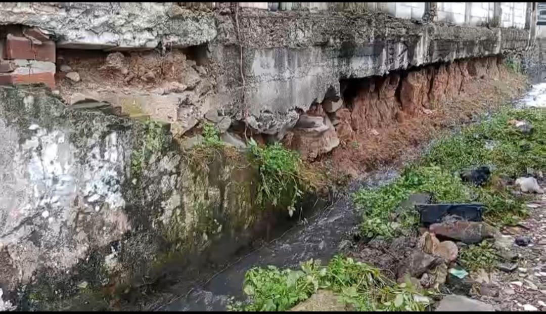 Saluran Air di Wilayah Sangiang Jaya Lebarnya Dikecilkan, Membuat Lingkungan Banjir.