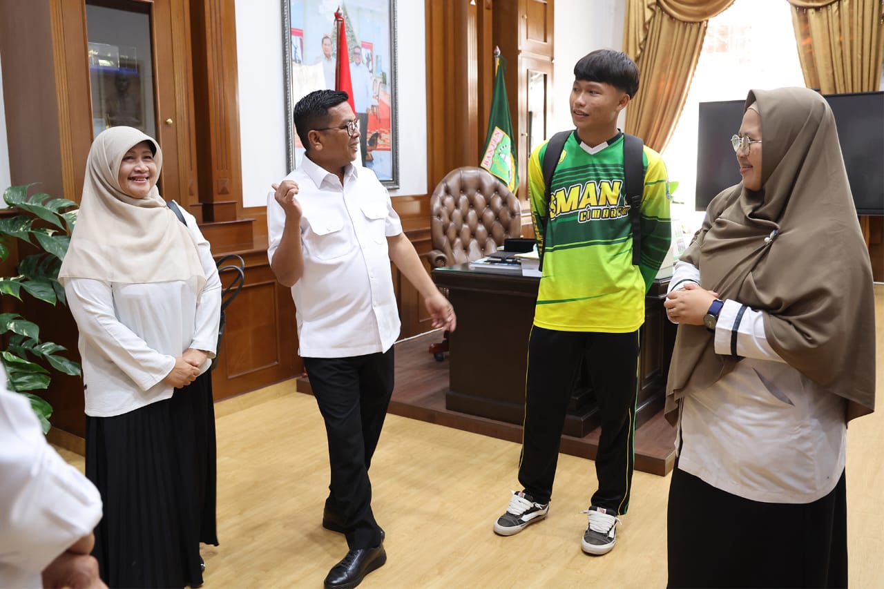 Gubernur Banten Andra Soni Mediasi Kepala Sekolah SMAN 1 Cimarga dan Siswa, Sepakati Saling Memaafkan.